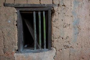 janelas velhas em todos os tipos de paredes foto