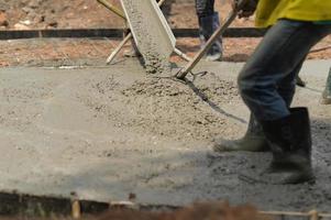 trabalhadores despejam concreto para construção. foto