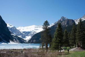 bela paisagem com lago louise e montanhas nevadas ao redor. primavera no parque nacional de banff, alberta, canadá. foto