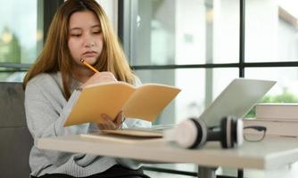 uma estudante adolescente lendo um bilhete parece entediada. foto
