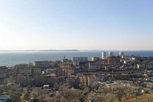 vladivostok, rússia. paisagem urbana contra o céu azul. foto