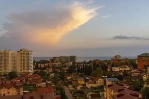 paisagem urbana no contexto do céu noturno. sochi, russia foto