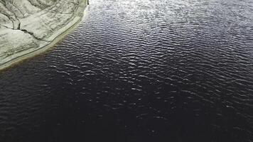 Visão a partir de acima do ilha dentro a lindo azul lago. imagens de vídeo. topo Visão do a lago costa dentro outono foto