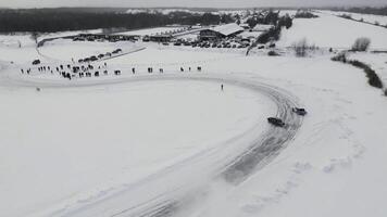 lento movimento do uma corrida carros campeonato deslizante em a gelo acompanhar. grampo. inverno deriva competições, aéreo visualizar. foto