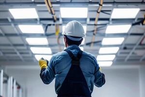 ai gerado eletricista homem trabalhador instalando luminária dentro uma escritório quarto . generativo ai foto