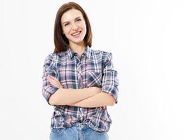 garota amigável casual com os braços cruzados isolados no branco, a mulher cruzou os braços em pé contra o branco. pose confiante foto