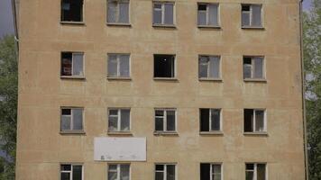 velho abandonado casa com desabou paredes. grampo. abandonado residencial construção com não janelas. ruínas do velho residencial construção com tijolos foto