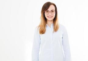 retrato sorridente mulher de negócios moderna com óculos isolados no fundo branco. menina na camisa. copie espaço, em branco foto