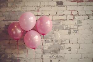 ai gerado urbano chique Chiclete Rosa balões estalando contra uma tijolo parede foto