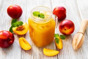 suco de nectarina com frutas frescas foto