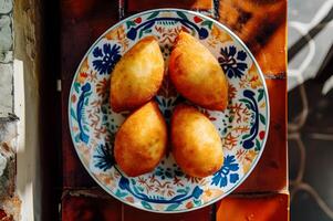 ai gerado autêntico brasileiro coxinha beleza em com padrão folclórico prato foto