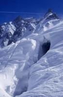 uma montanha coberto dentro neve foto