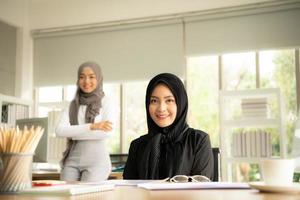 empresária árabe usando hijab trabalhando no escritório foto