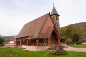 uma Igreja com uma campanário foto