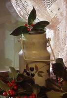 uma vaso com bagas e folhas sentado em uma janela peitoril foto
