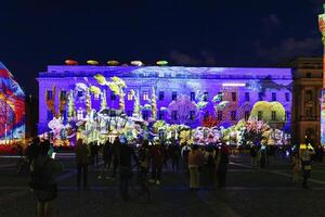 Berlim, Alemanha, 2021 - bebelplatz durante a festival do luzes, unter cova tília, Berlim, Alemanha foto