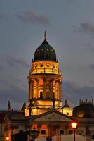 Berlim, Alemanha, 2021 - alemão catedral às pôr do sol, gendarmen quadrado, unter cova tília, Berlim, Alemanha foto