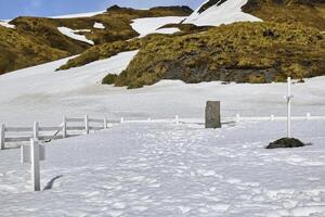 Gritviken, sul Geórgia, 2019 - Ernest Shackleton funerária estela debaixo neve, grytviken cemitério, rei Edward enseada, sul Geórgia, sul geórgia e a sanduíche ilhas, Antártica foto