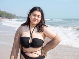 retrato jovem ásia mulher gordo gordo fofa lindo sorrir feliz Diversão bikini roupa de banho corpo sexy frente Visão tropical mar de praia branco areia limpar \ limpo e céu azul calma natureza oceano onda água viagem em feriado foto