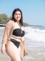 retrato jovem ásia mulher gordo gordo fofa lindo sorrir feliz Diversão bikini roupa de banho corpo sexy frente Visão tropical mar de praia branco areia limpar \ limpo e céu azul calma natureza oceano onda água viagem em feriado foto