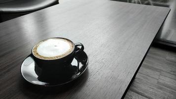 café com leite na mesa de madeira. foto