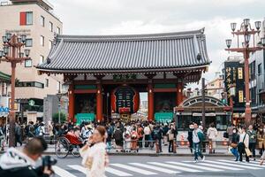 sensoji ou Asakusa kannon têmpora é uma budista têmpora localizado dentro asakusa. isto é 1 do Tóquio a maioria colorida e popular têmpora. ponto de referência para turista atração. Tóquio, Japão, 18 novembro 2023 foto