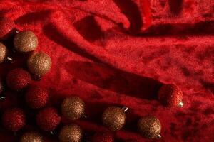 abstrato Natal fundo fez do vermelho veludo tecido com Natal bolas. foto