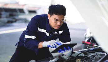 serviço trabalhadores usar comprimidos para inspecionar carros para manutenção. inteligente carro serviço trabalhar. carro o negócio conceito e virtual realidade tecnologia. foto