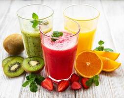 smoothies de frutas saudáveis foto