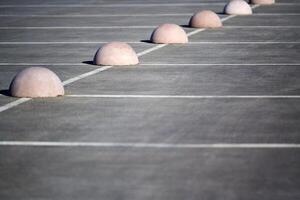 hemisférios de estacionamento. limitador de estacionamento de concreto. proteção contra estacionamento. elementos para restringir o acesso à zona de estacionamento e controlar a circulação de veículos foto