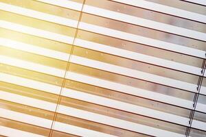 persianas de escritório. persiana de madeira moderna. controle de alcance de iluminação da sala de reuniões do escritório. foto