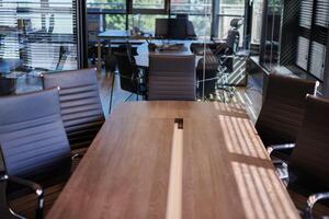 sala de conferências no escritório. moderna sala de reuniões para negociações comerciais e reuniões de negócios. sala de reuniões foto