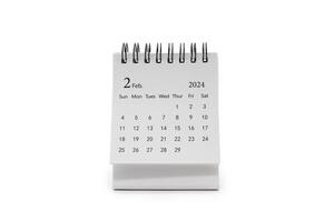 simples escrivaninha calendário para fevereiro 2024 isolado em branco fundo. calendário conceito com cópia de espaço. foto