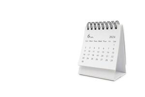 simples escrivaninha calendário para Junho 2024 isolado em branco fundo. calendário conceito com cópia de espaço. foto