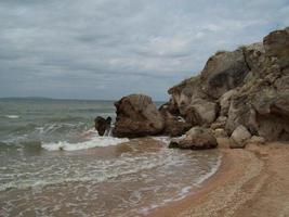 viajar para a paisagem montanhosa do mar da criméia foto