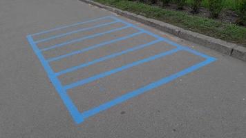 marcações de carro para estacionamento azul no asfalto foto