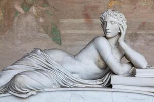pisa, Itália - triste estátua dentro cemitério. vintage branco mármore escultura, mulher tristeza foto