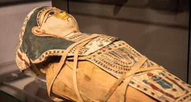 egípcio museu, mamãe do uma bebê com uma mascarar - 2º século bc foto