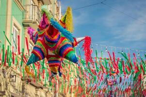 colorida mexicano pinata usava dentro aniversários dentro Oaxaca ruas foto