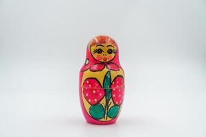 russo matryoshka aninhamento bonecas, pintado à mão com folk motivos, cultural artesanato, vermelho floral decoração, ornamental peças, de madeira brinquedos. símbolo do russo herança, branco fundo foto