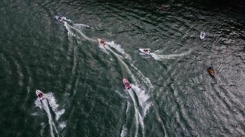 aéreo visualizar, foto abaixo mostra velozes barcos corrida por aí às a sarangã lago turista atração, magetano, leste Java, Indonésia.