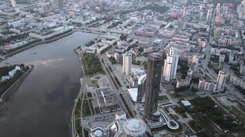 uma grande cidade com uma milhão pessoas a partir de uma helicóptero.estoque filmagem.grande construído edifícios e escritórios dentro a Centro do a ano localizado Próximo para a grandes rio. foto