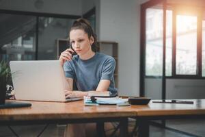 sério ocupado jovem o negócio mulher Gerente executivo olhando às computador portátil computador pensando do financeiro digital mercado riscos, considerando Novo corporativo estratégia ideia, assistindo webinário. foto