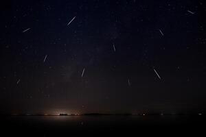 a céu com Estrela às a lago foto