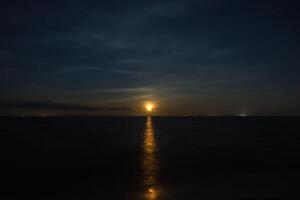 noite céu e a vermelho lua. foto