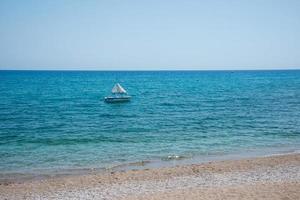 linda praia sem pessoas e água azul transparente perto de lindos, rhodes foto