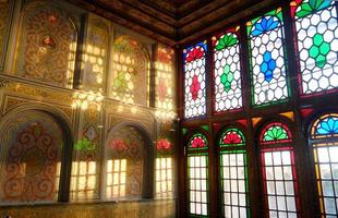 Shiraz, Irã, 2016 - bela sala interior iluminada com raios de sol através de vitrais coloridos que refletem as cores nas paredes da casa qavam ou narenjestan e ghavam foto