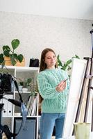 jovem artista adolescente segurando paleta de cores trabalhando em seu estúdio foto