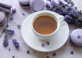 xícara de chá com sobremesa de macaroon com sabor de lavanda foto