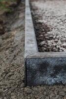 concreto jardim fronteiras com cimento para demarcar caminhos, estacionamentos, calçadas e canteiros de flores foto